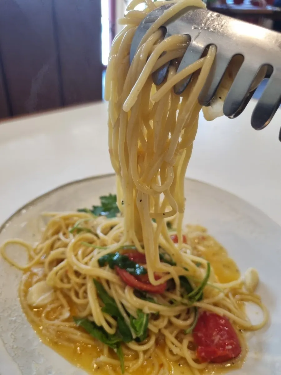 A plate of aglio olio