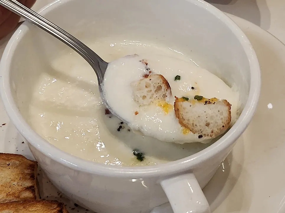 크루통과 베이컨이 올라간 포테이토 크림수프