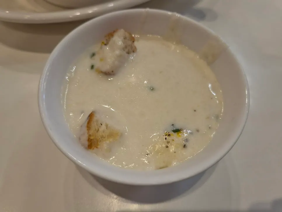 수프에 곁들여 나온 마늘빵