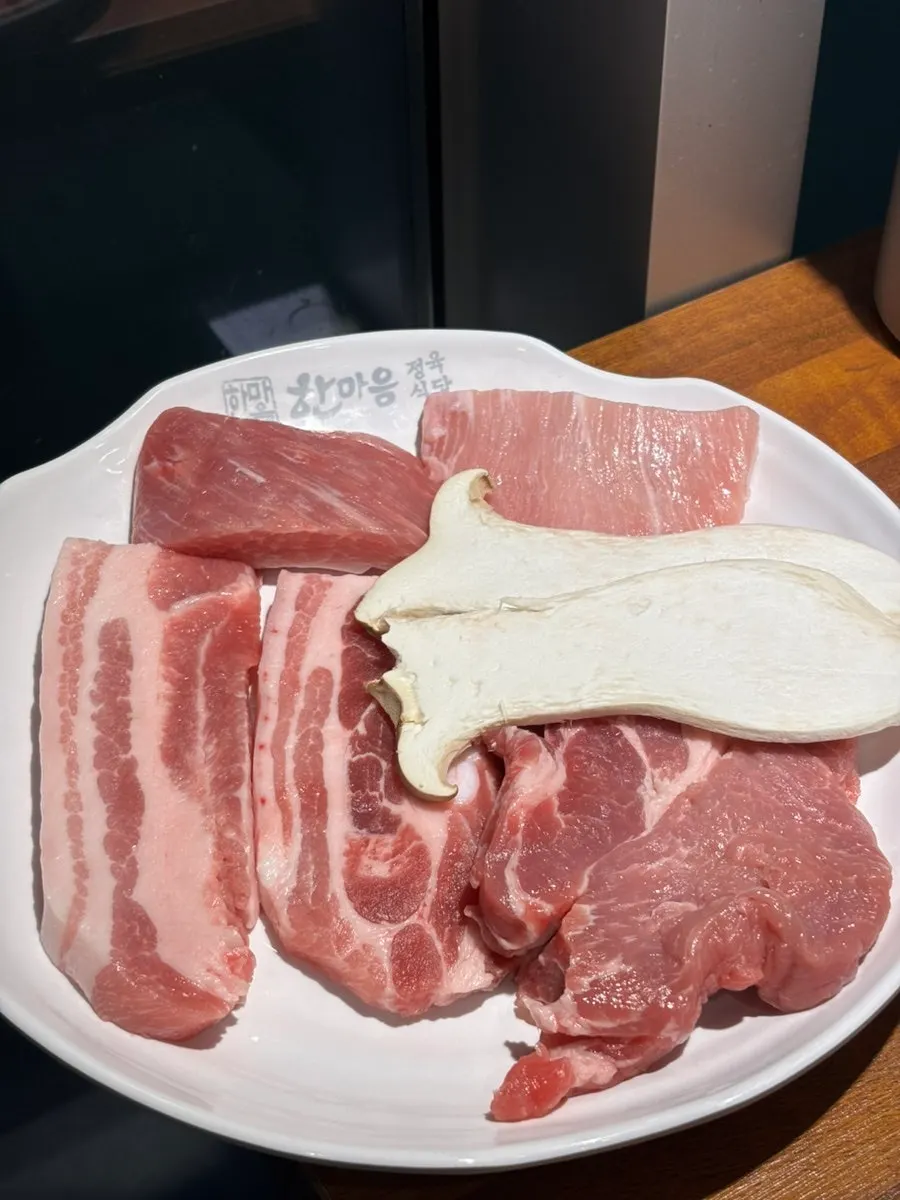 쌈 채소와 겉절이, 소스가 놓인 기본 상차림
