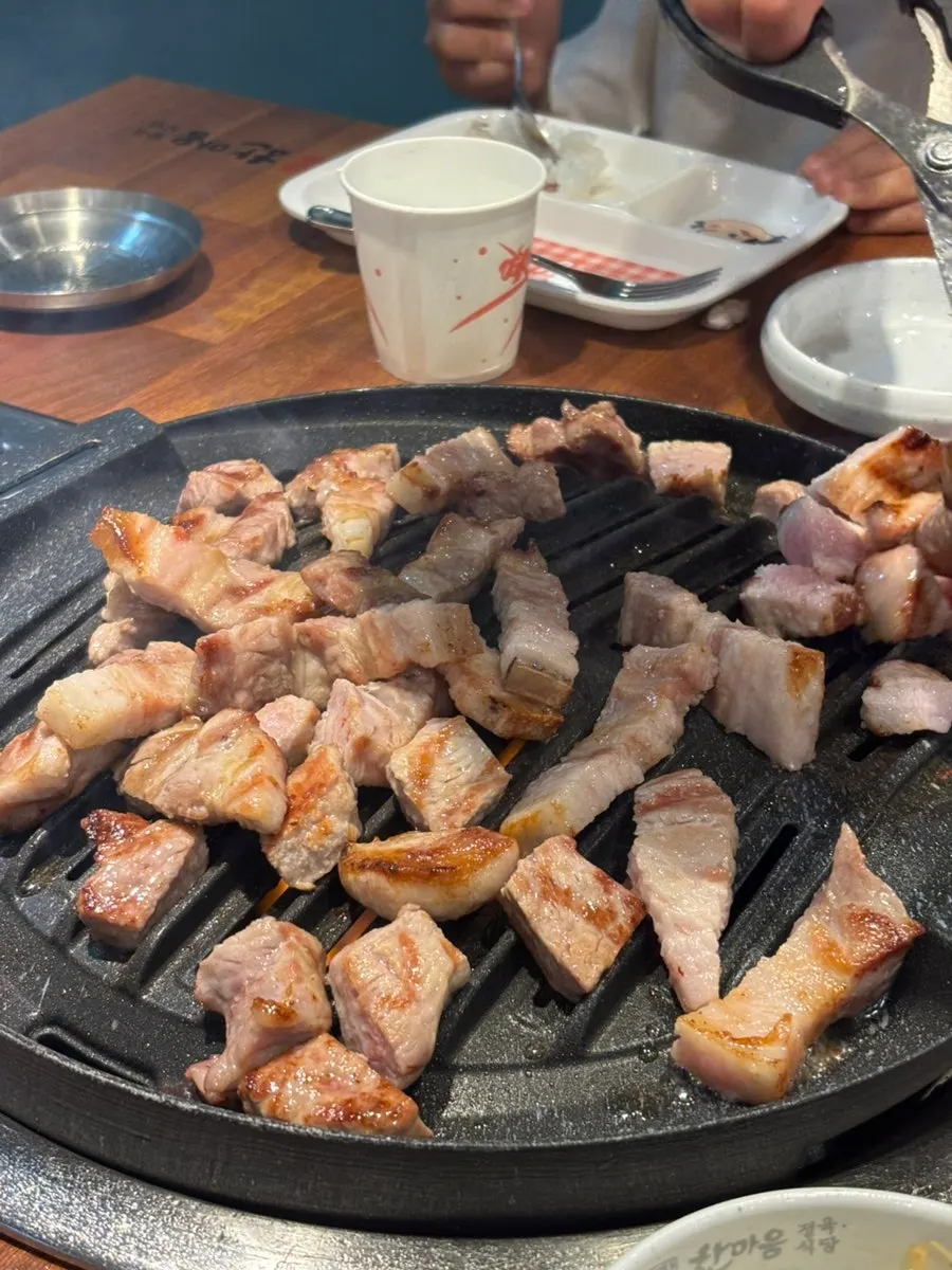 불판 위에서 구워지는 삼겹살과 목살