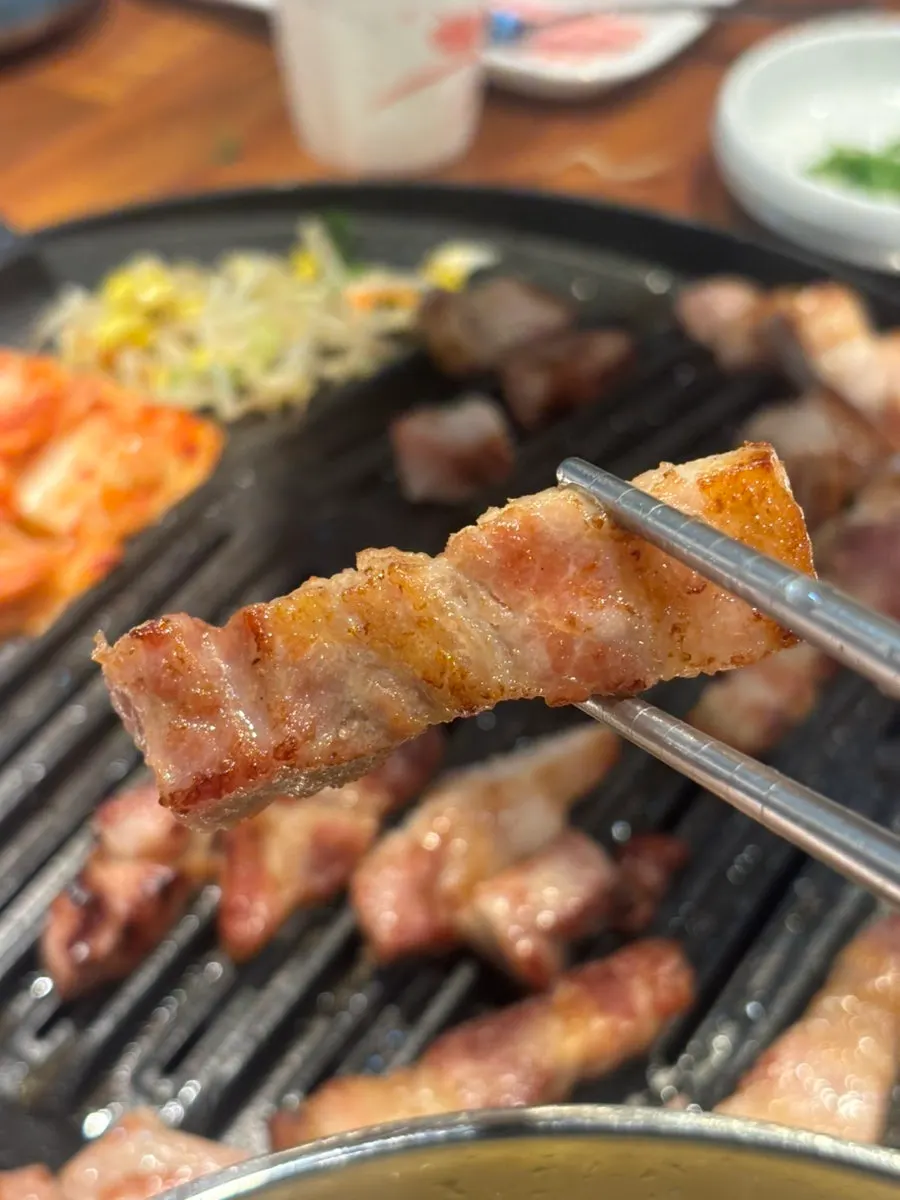 가위로 잘린 구운 고기