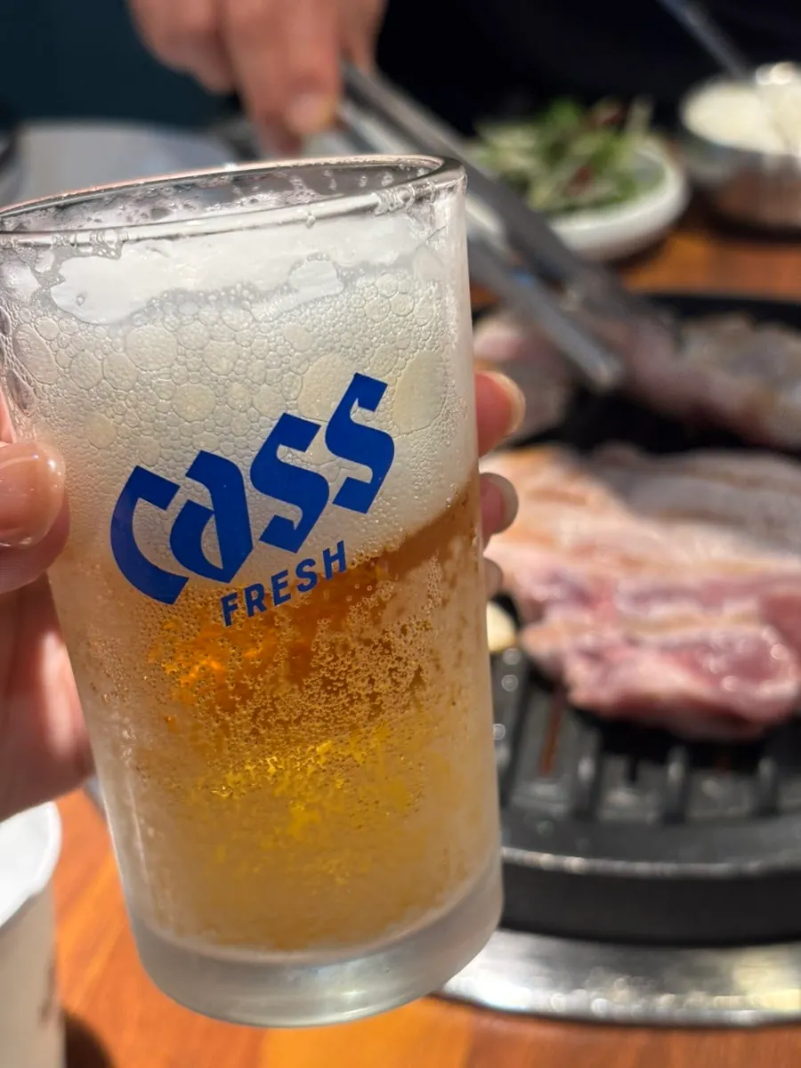 구운 고기와 함께 즐긴 맥주