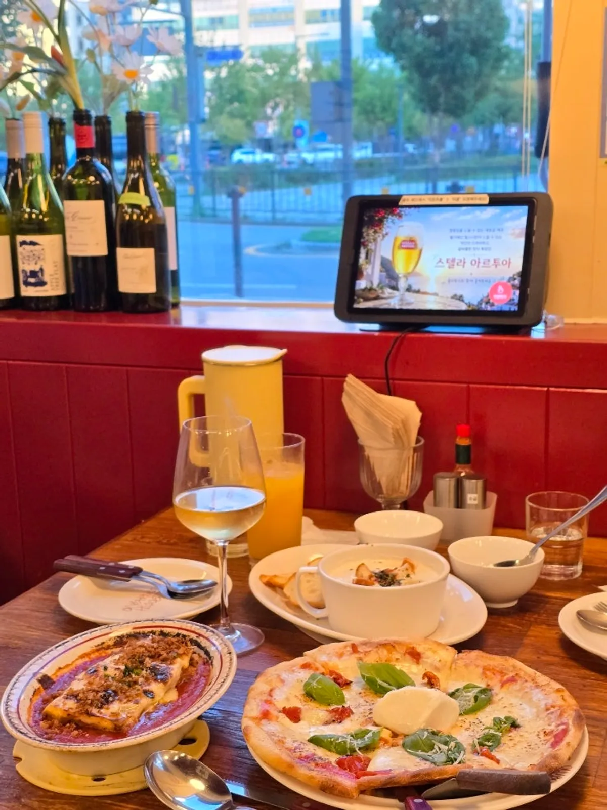 토마토소스와 치즈가 올라간 라자냐 클로즈업