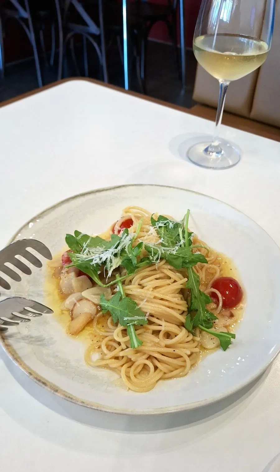 A classic, no-frills aglio olio pasta