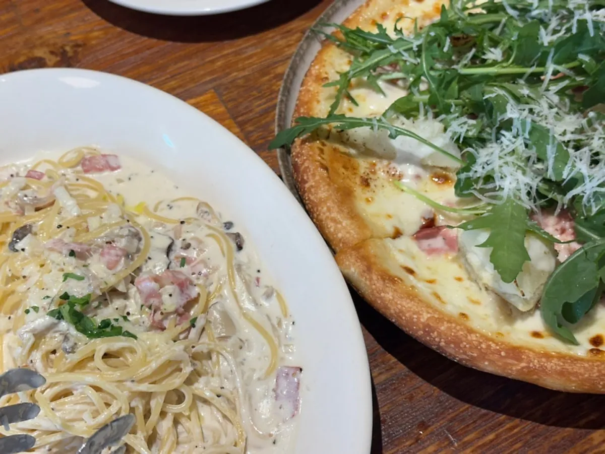 Arugula potato pizza and cream pasta combination