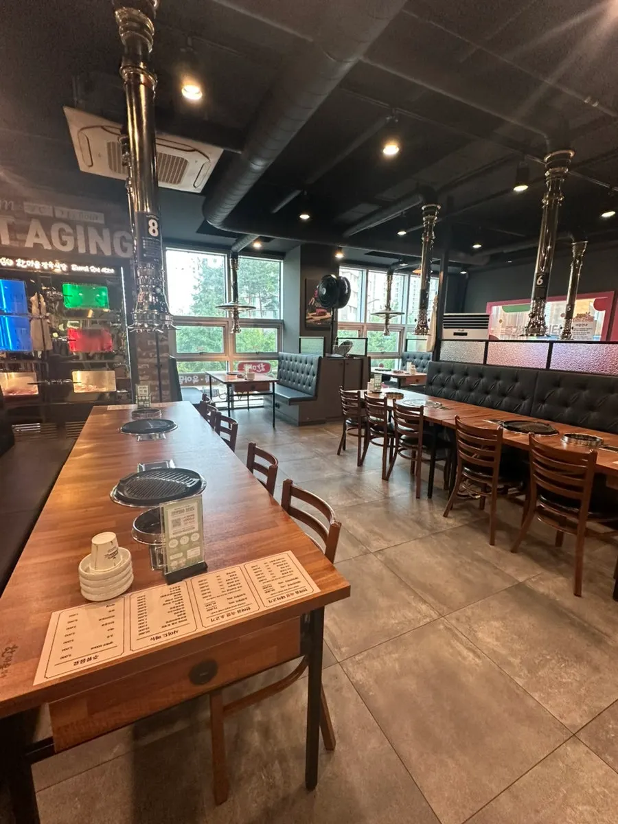 Wide dining hall inside Hanmaeum Butcher Restaurant Boram Branch
