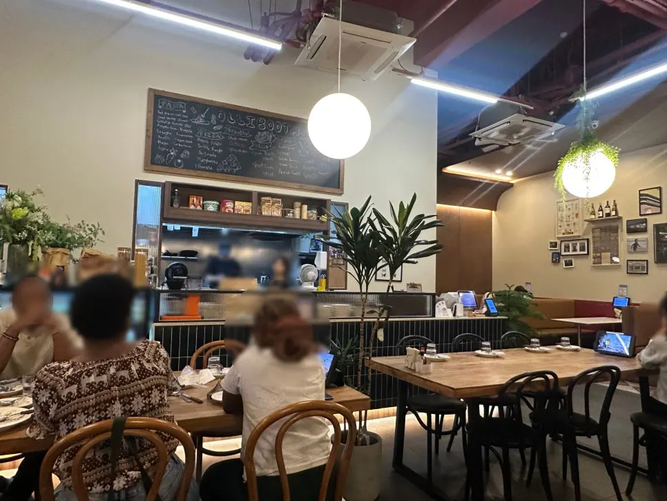 식사를 마친 테이블과 매장 내부