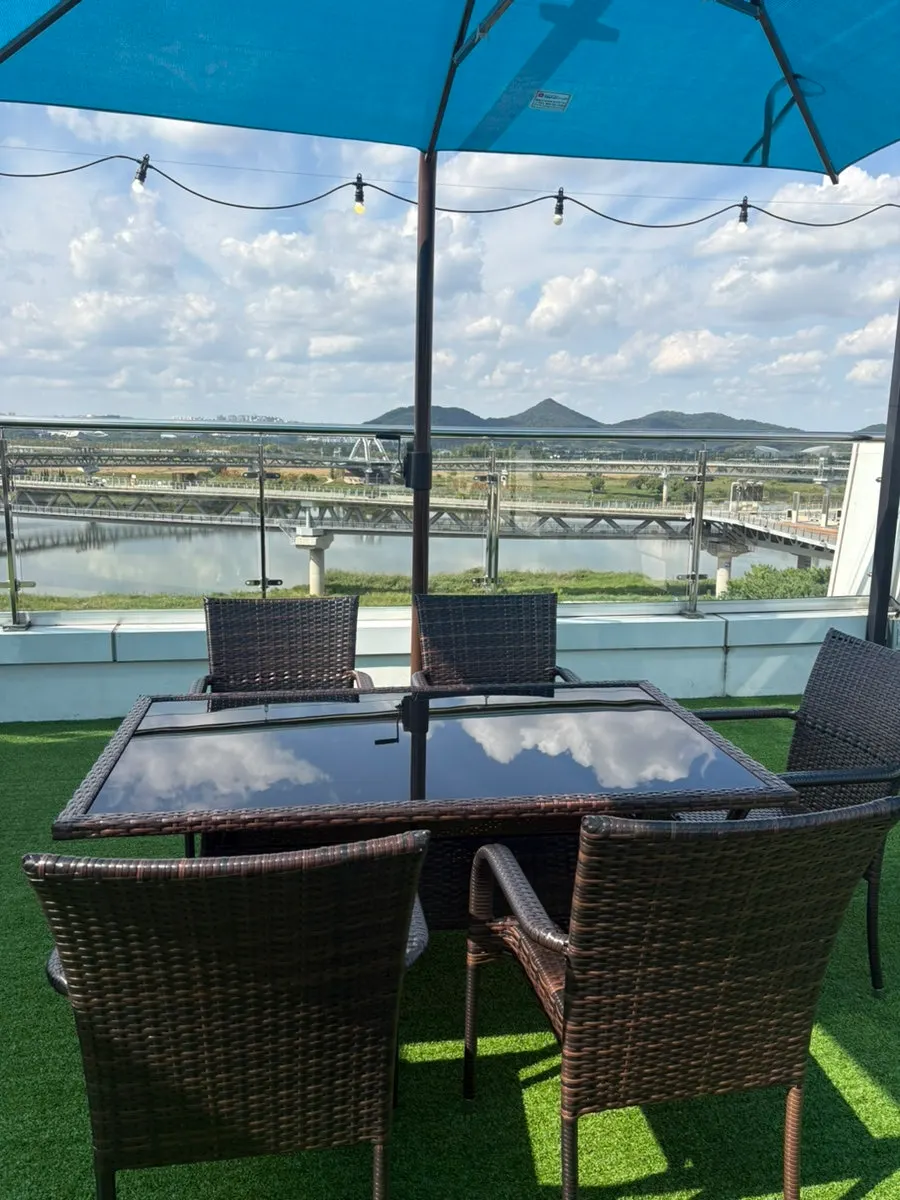 Seating arrangement inside Apere's group area