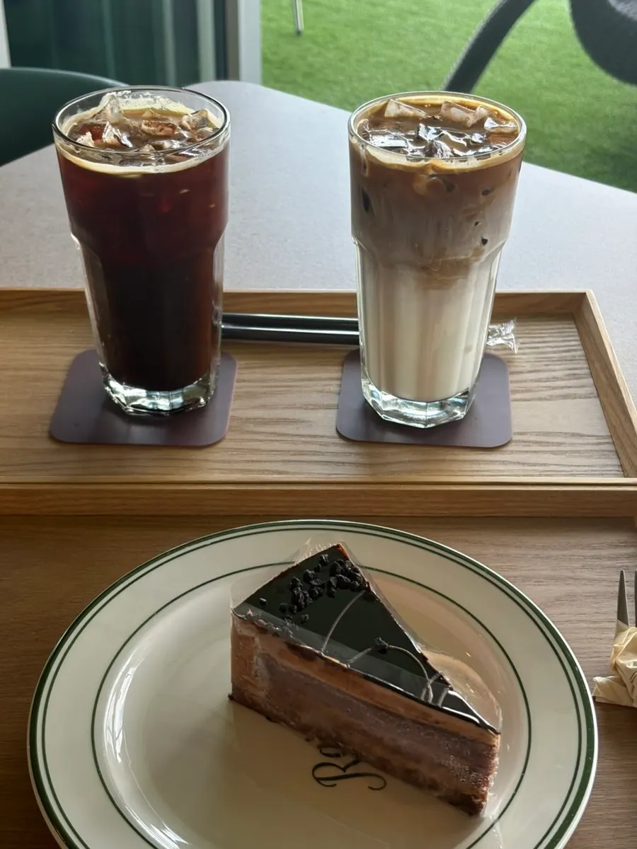 Two cups: an Americano and an Apere latte