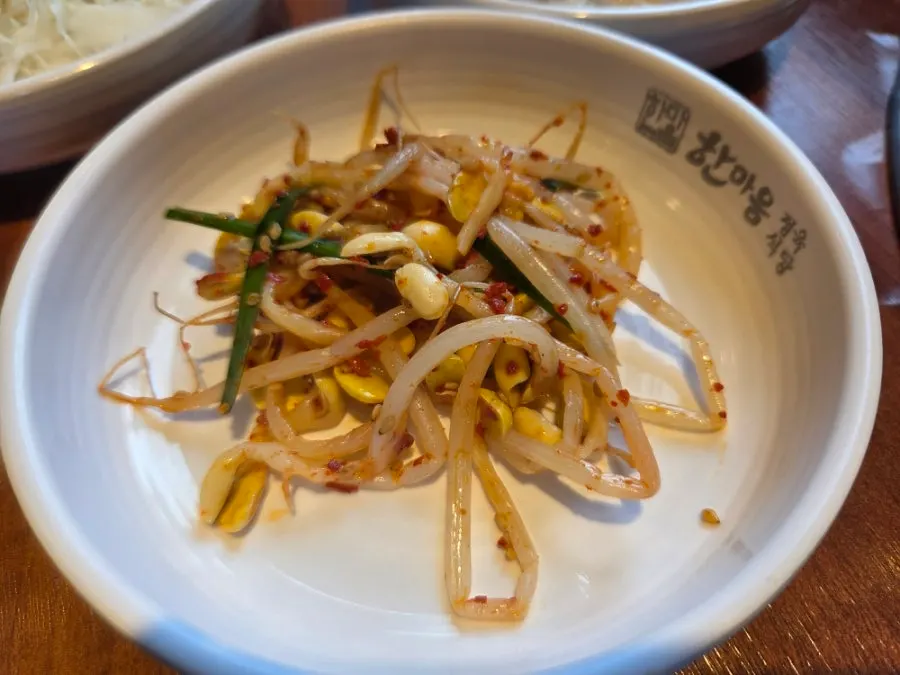 Gat-kimchi and geotjeori side dishes