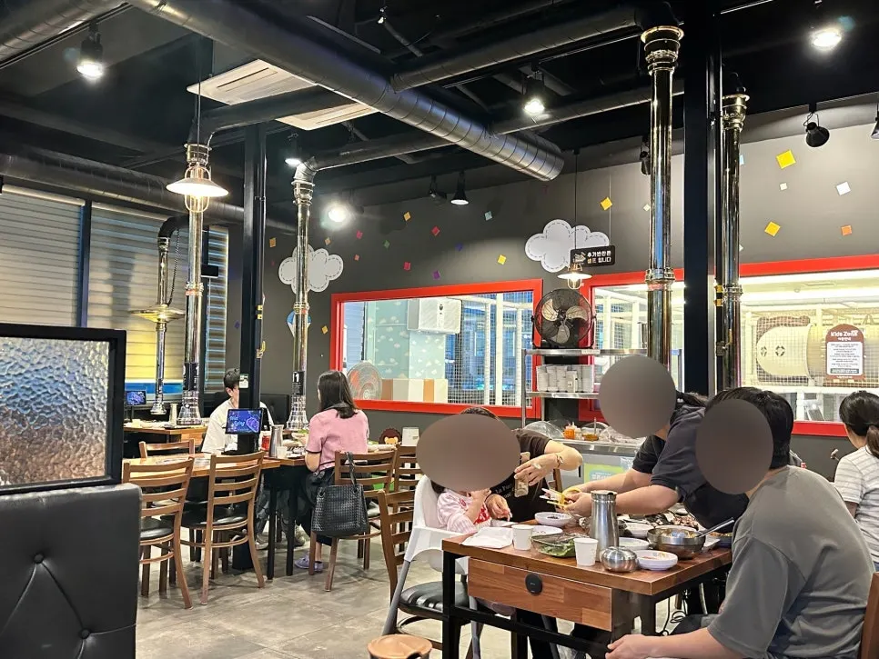 매장 입구에서 보이는 넓은 키즈존