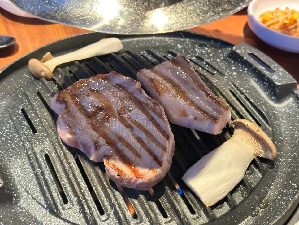 삼겹살과 오겹살 등이 담긴 고기 구성