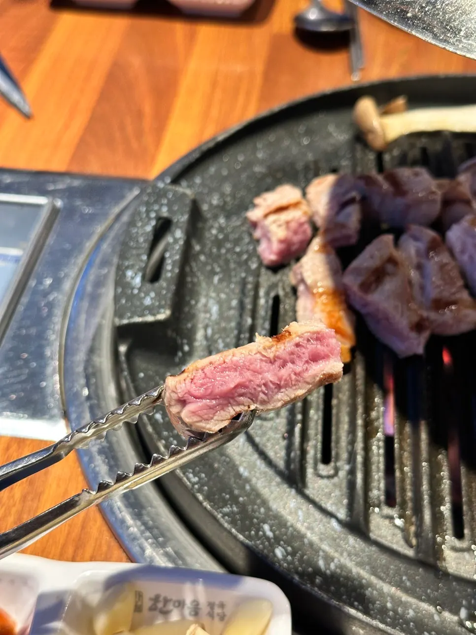 반주와 함께 즐긴 고기 식사