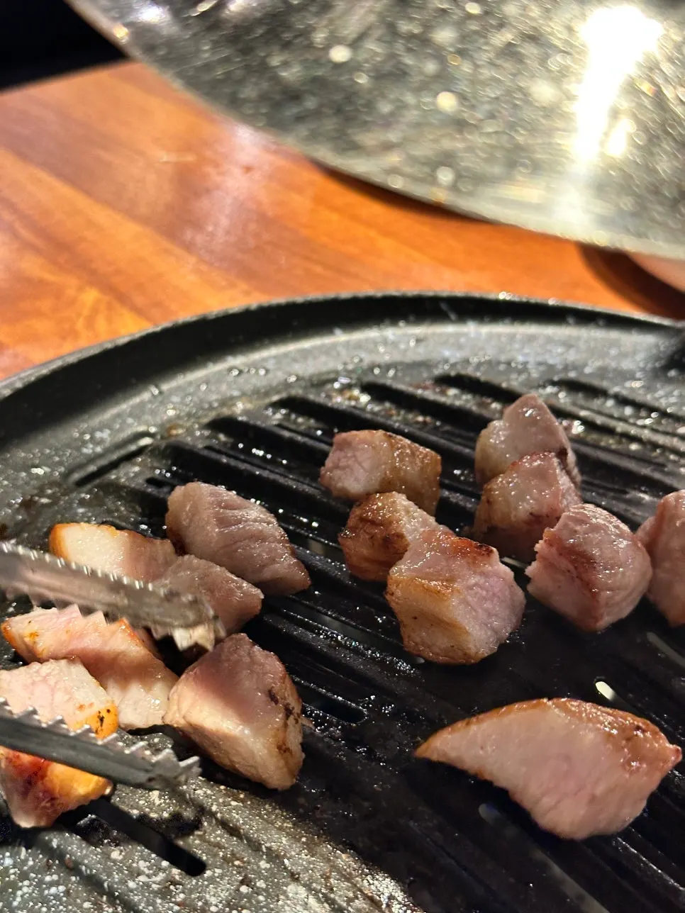 쫄깃한 껍데기가 붙은 오겹살
