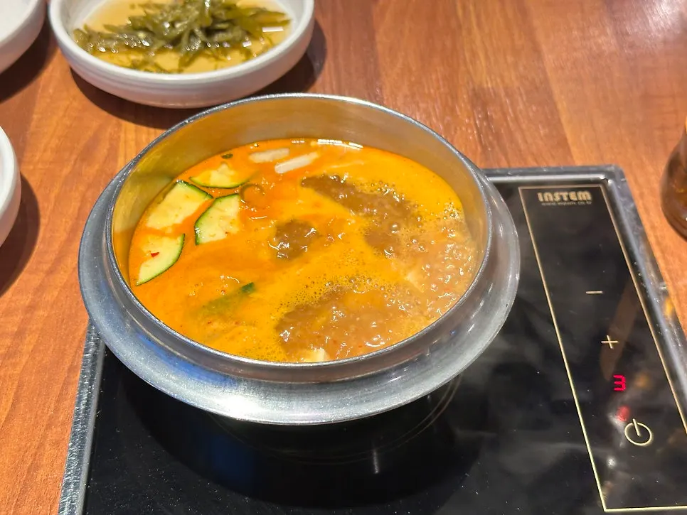 셀프바 기름장과 고기 곁들임