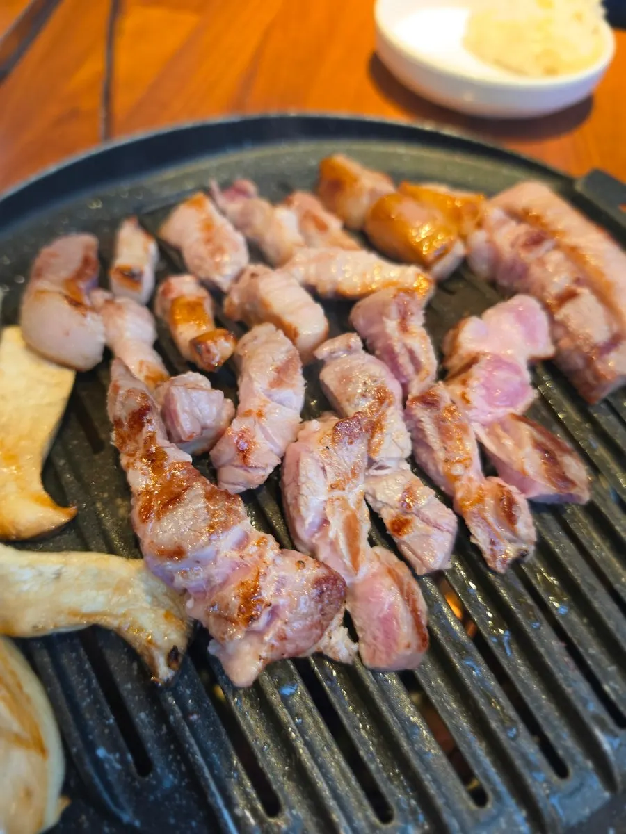 푸짐하게 차려진 돼지고기 반마리