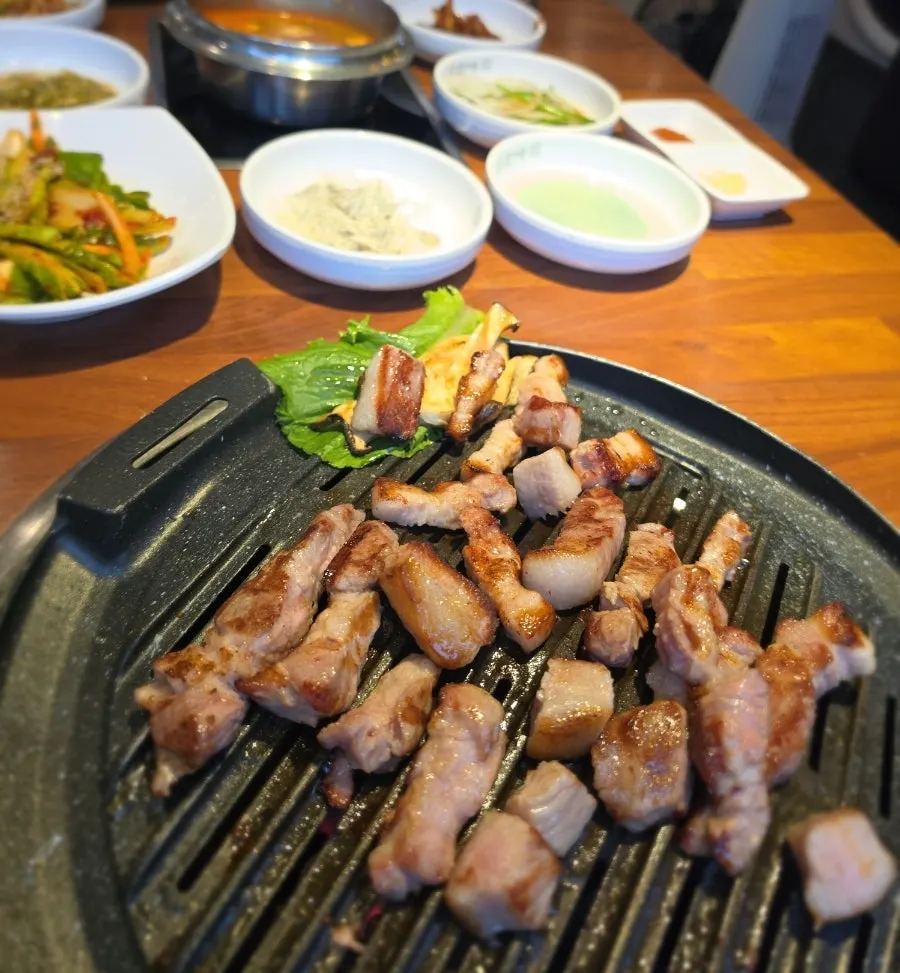 불판에 올려 구워 먹는 돼지고기