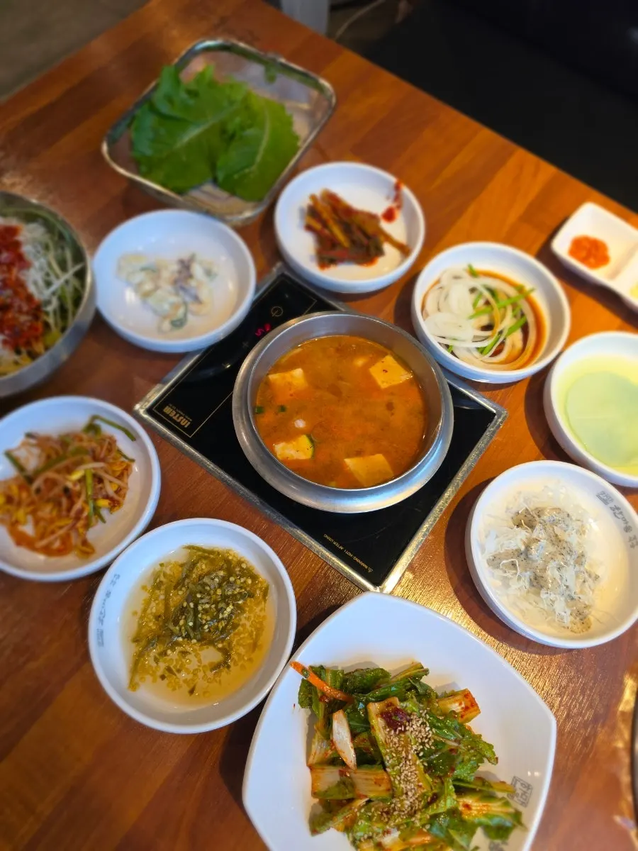 돼지고기 식사의 된장찌개 곁들임