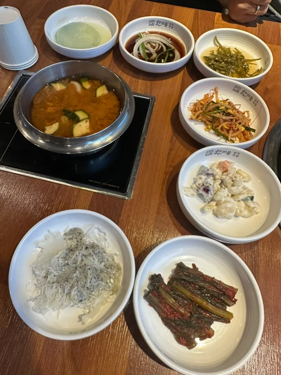 테이블에 차려진 기본 밑반찬