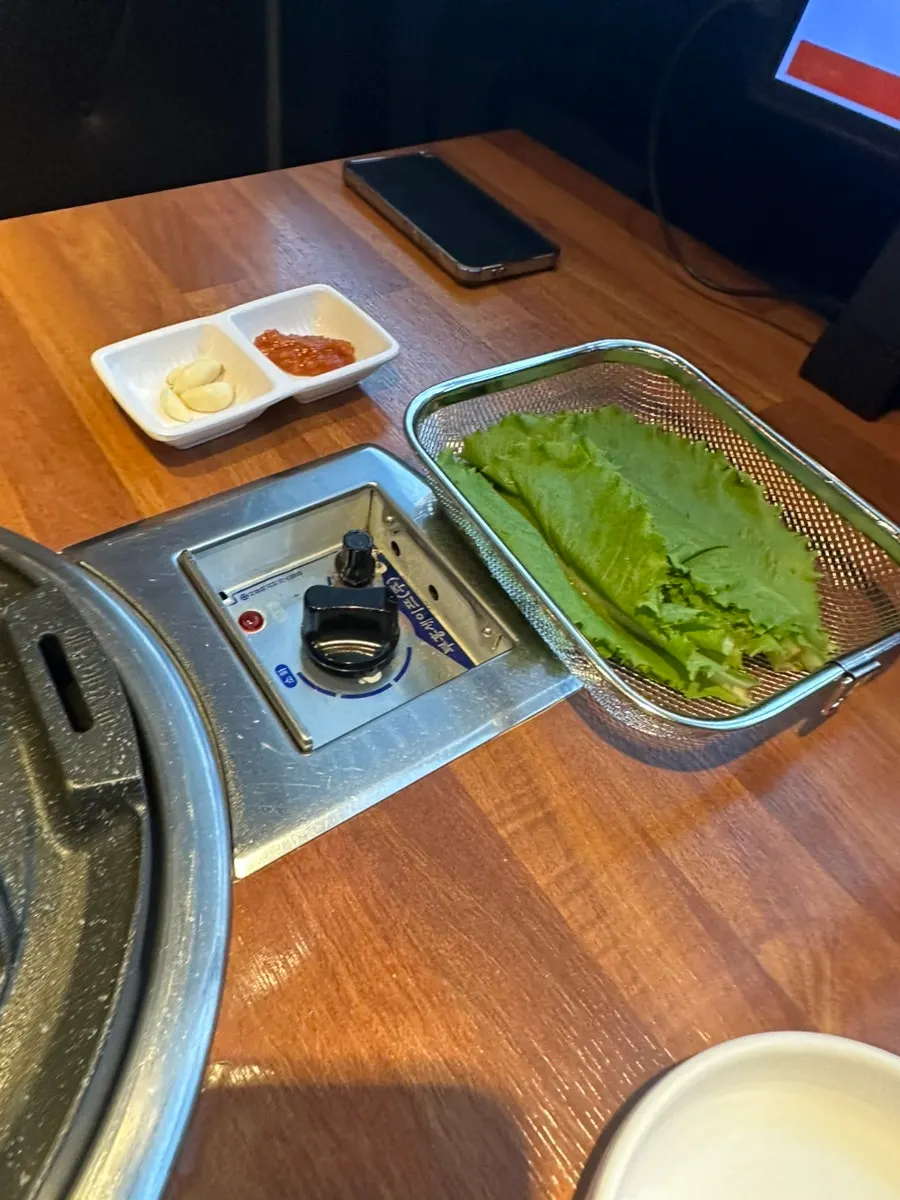 상추와 쌈무 등 쌈 채소 반찬