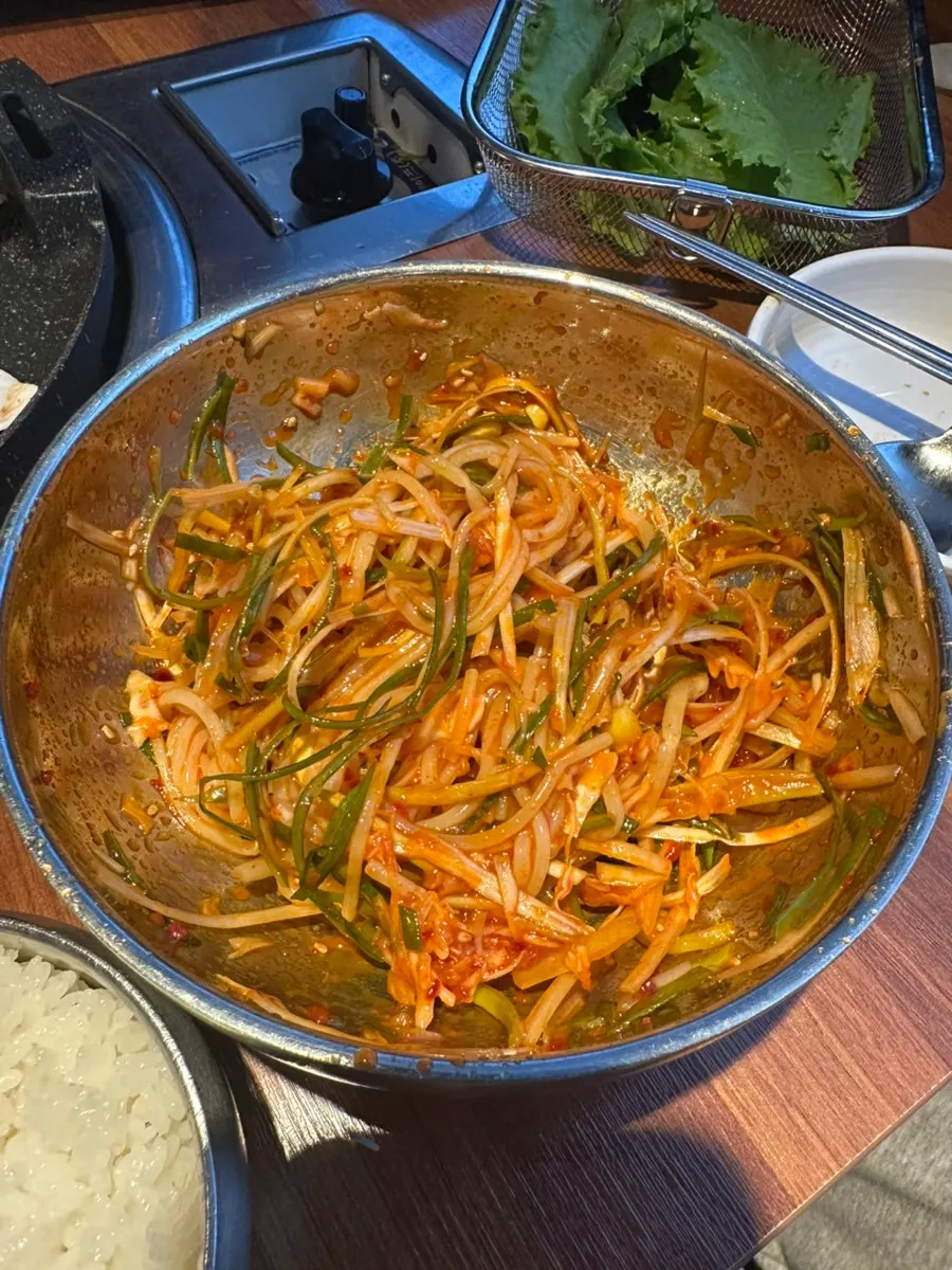셀프바에서 가져온 된장찌개 냄비