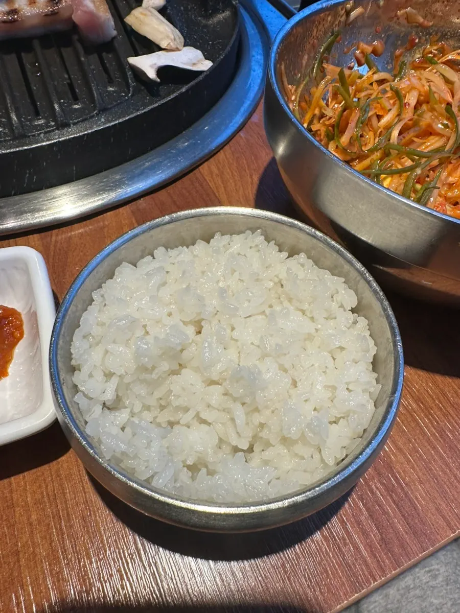 불판에 올린 돼지반마리 모둠 고기와 마늘