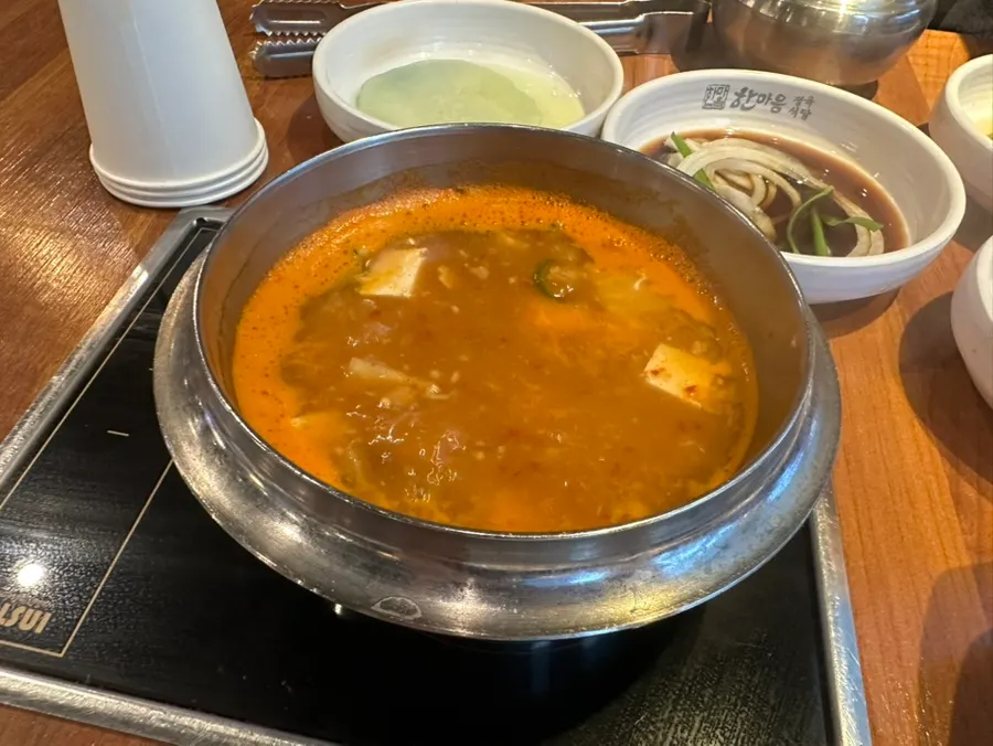 불판 끝에서 익어가는 구운 마늘