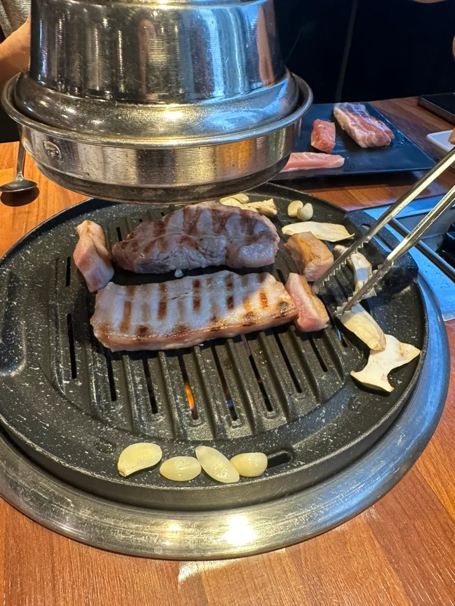 인덕션에 올려 끓이는 된장찌개와 공기밥