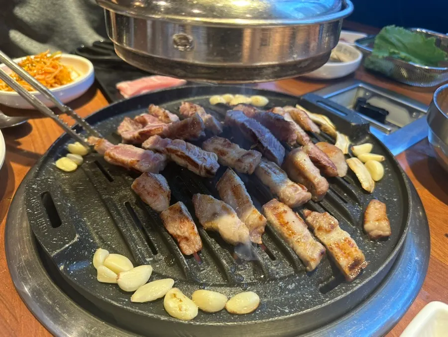 센 불에 구워지는 삼겹살