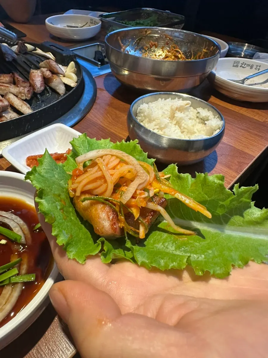 상추에 싸 먹는 구운 돼지고기 쌈