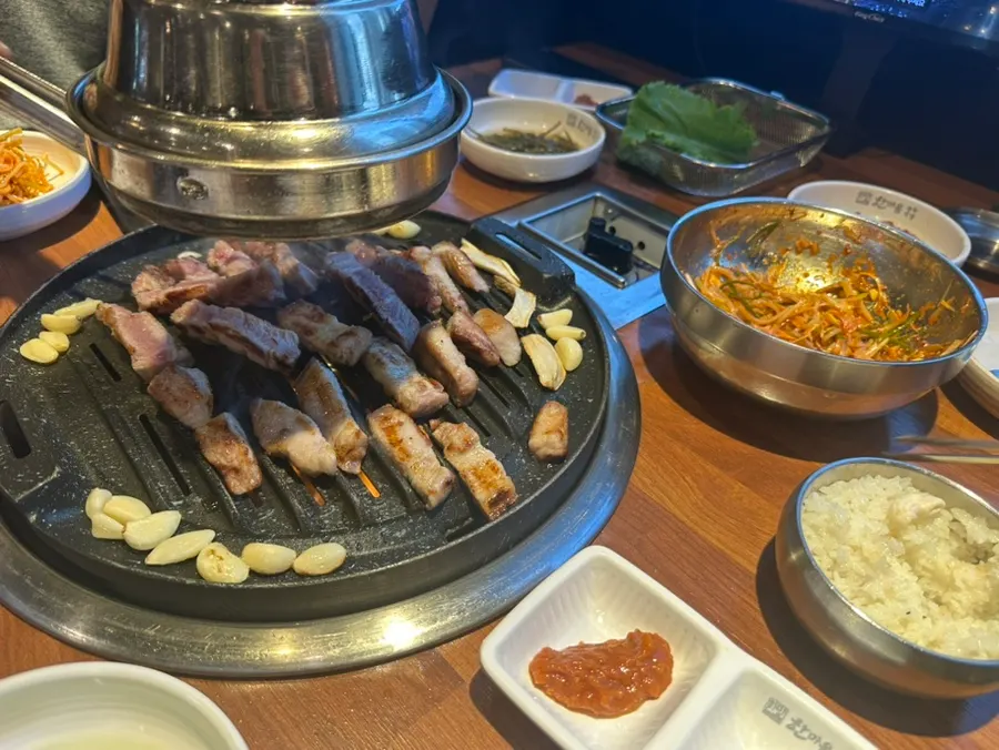 콩나물과 파채를 곁들인 고기 한 점