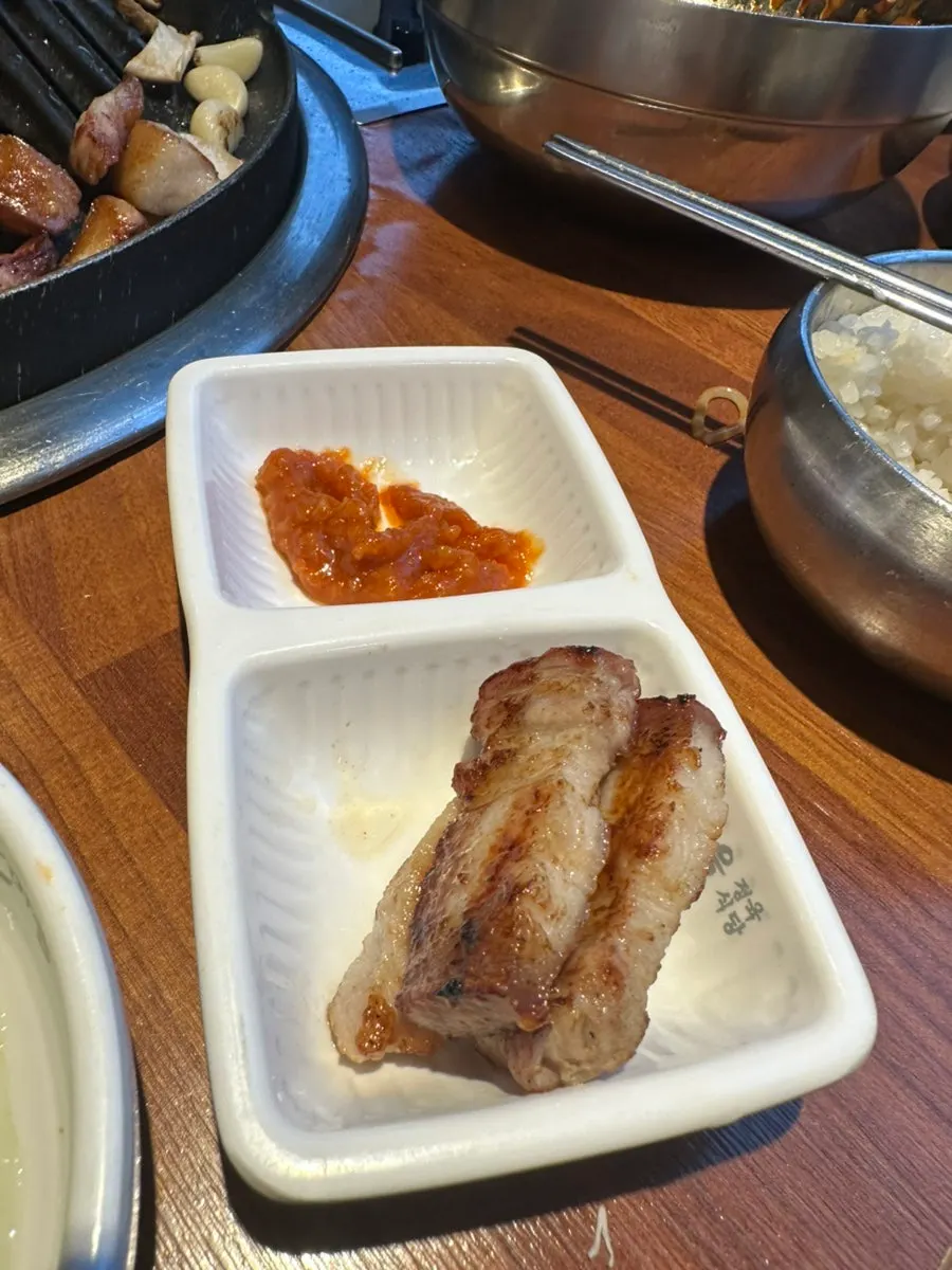 쫄면과 공기밥, 된장찌개를 곁들인 상차림