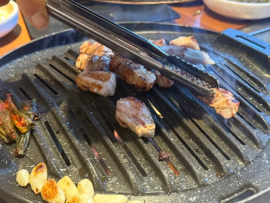 불판 위에 남은 고기와 구운 마늘