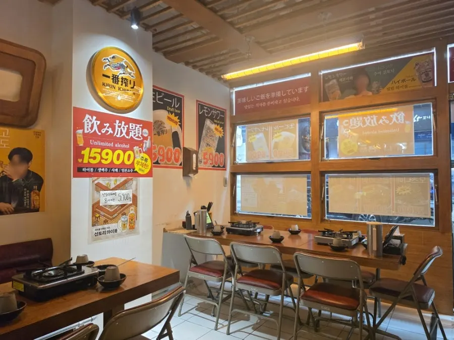 일본어 포스터와 레트로 소품으로 채운 매장 내부