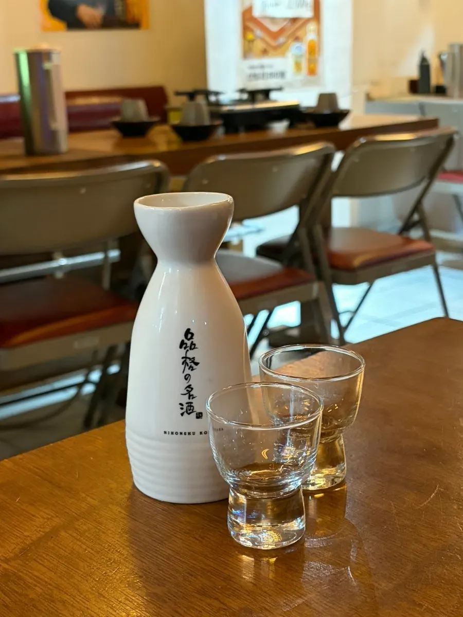작은 병에 담겨 나온 도쿠리 사케