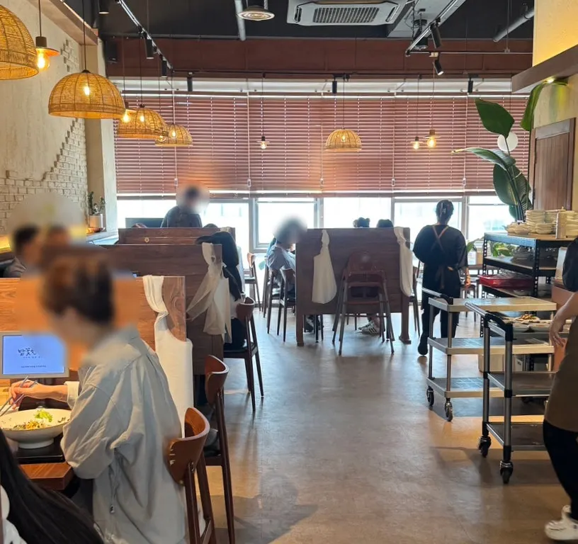 우드톤 인테리어의 밥꽃한상 내부