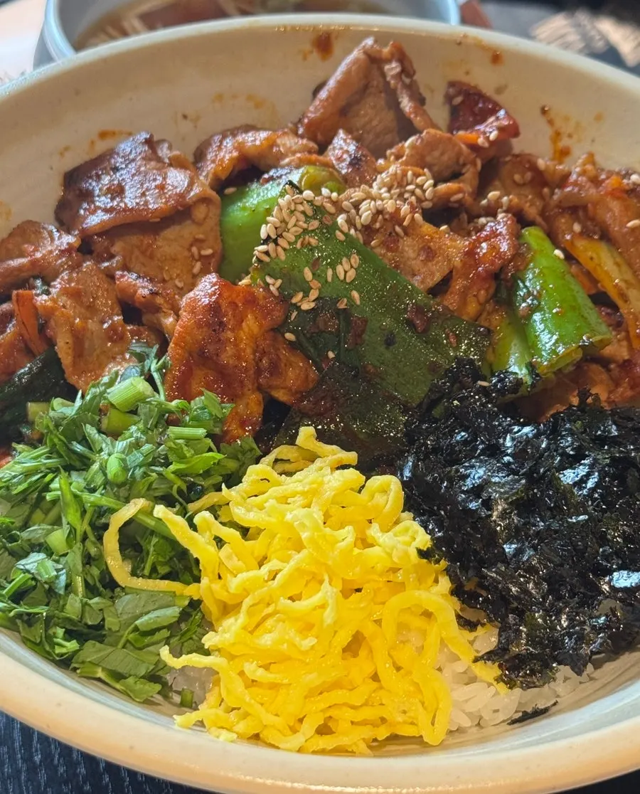 윤기나는 제육볶음이 올라간 제육덮밥