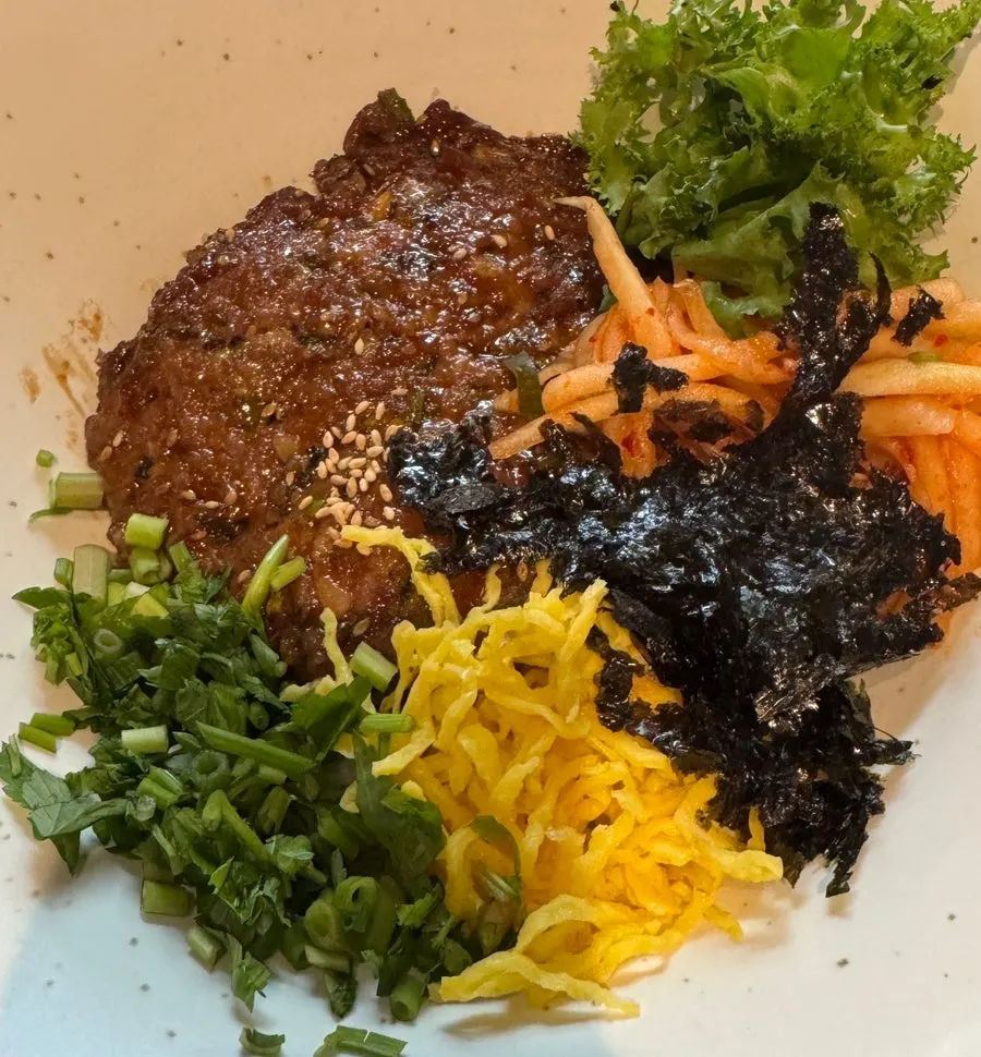 큼직한 떡갈비가 올라간 덮밥