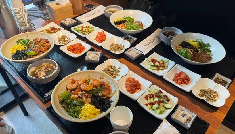 덮밥 세 가지를 함께 차린 테이블