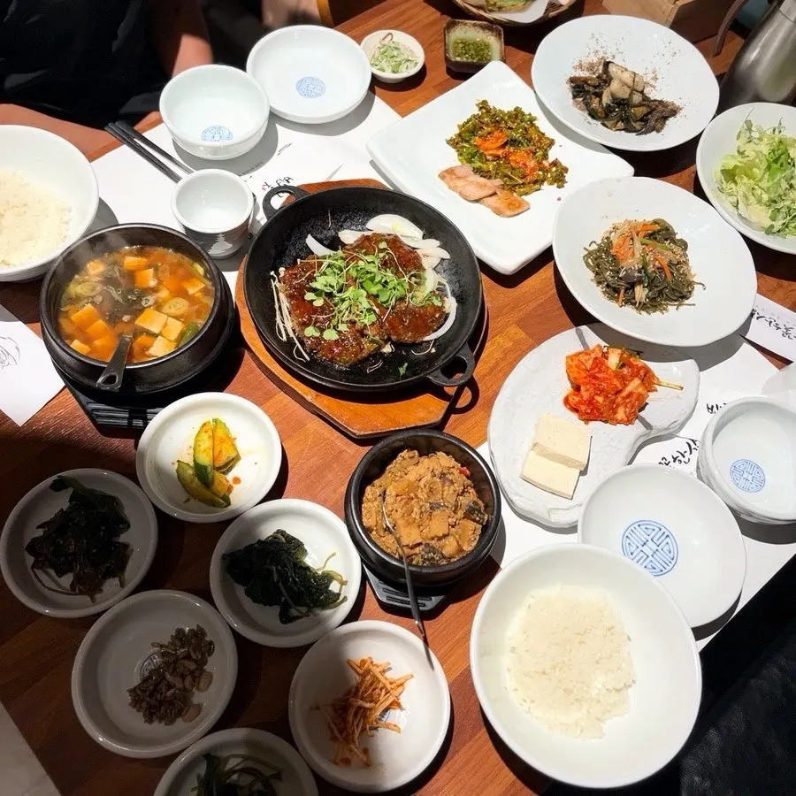 밥꽃특정식과 밥꽃특선, 덮밥이 적힌 밥꽃한상 메뉴