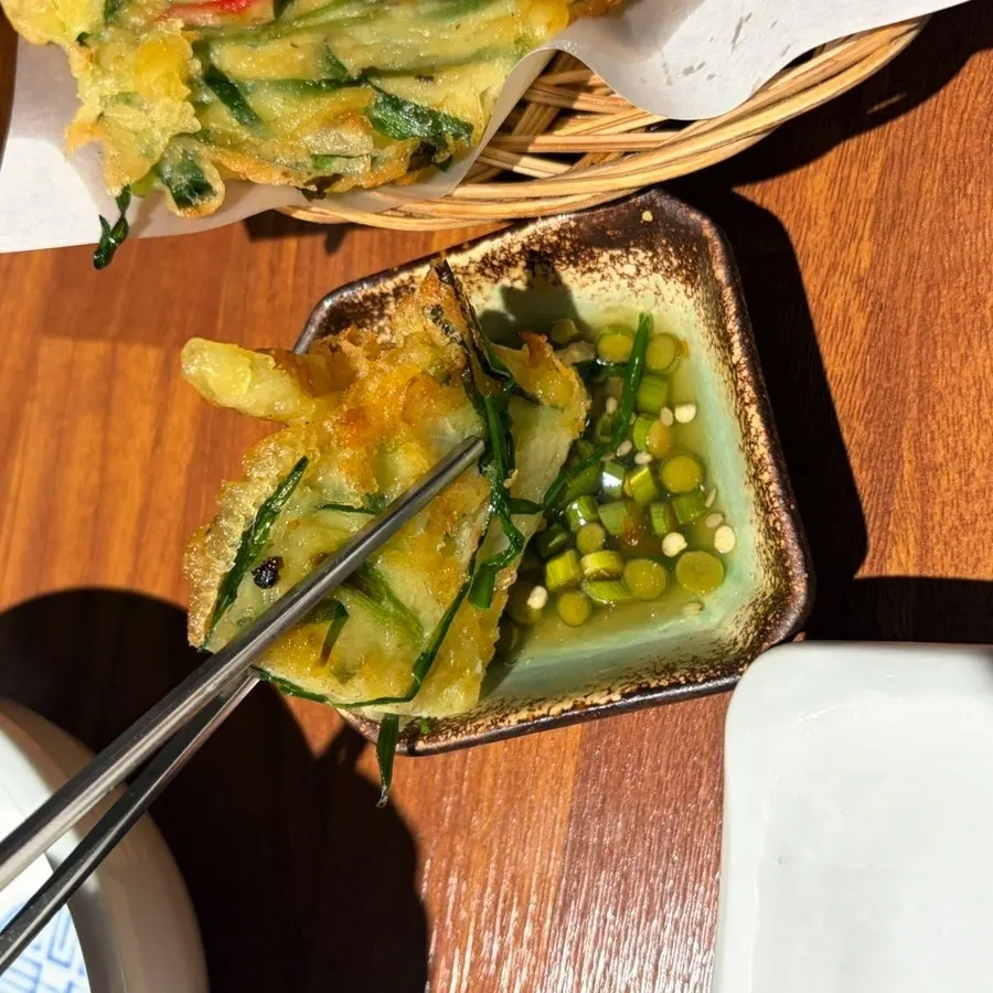 수육 위에 올린 아삭한 겉절이