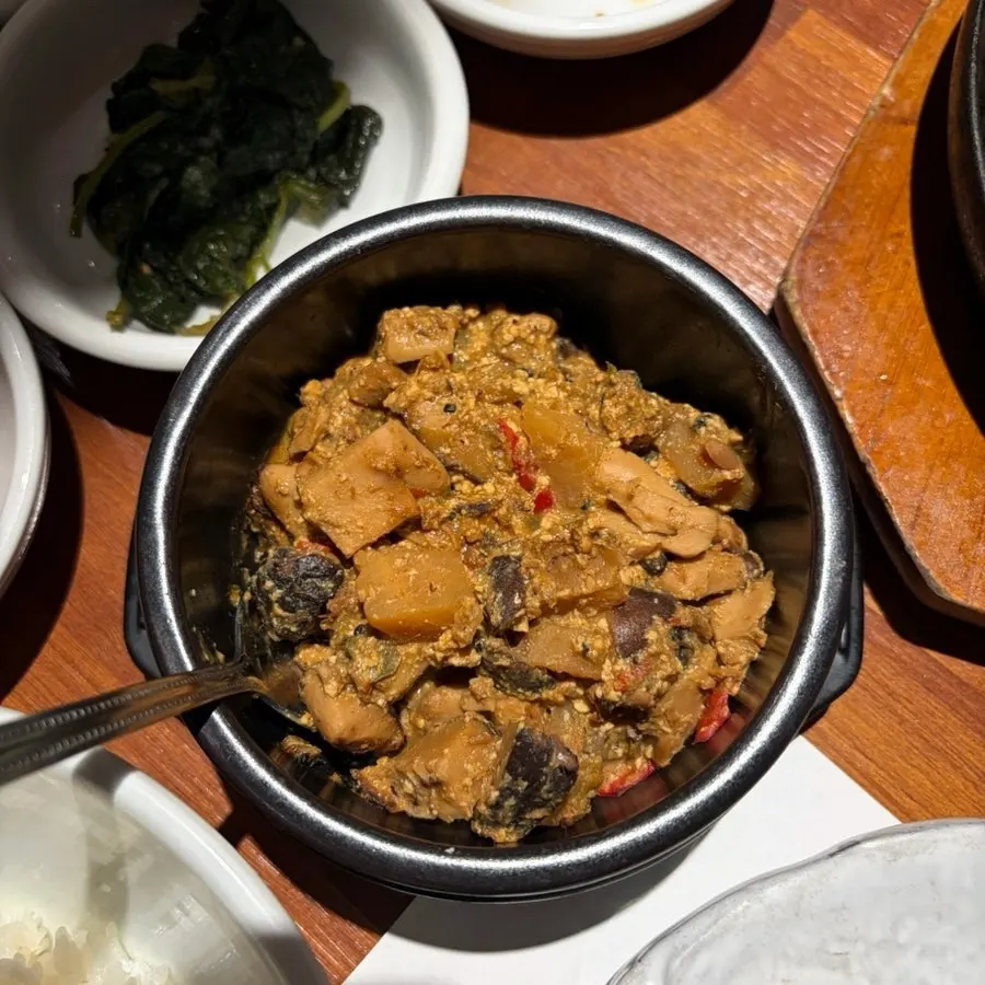 뜨끈하게 끓여 나온 된장찌개