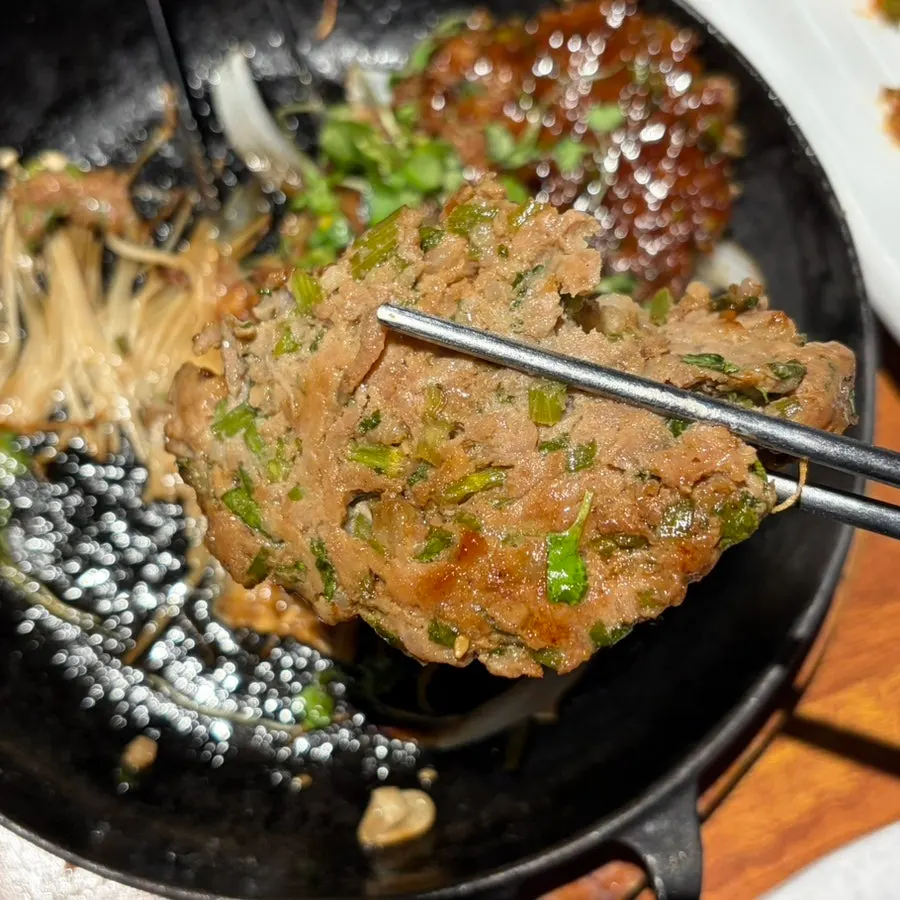 미나리를 다져 넣은 떡갈비 단면