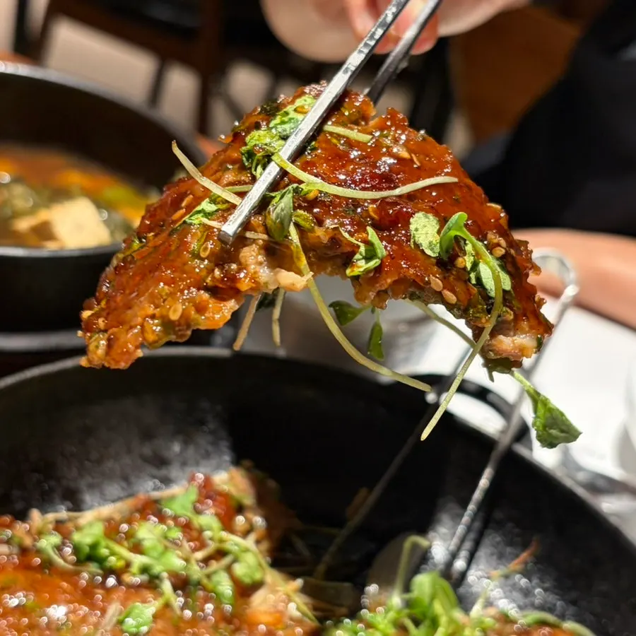 밥 위에 올린 미나리 떡갈비 한 점
