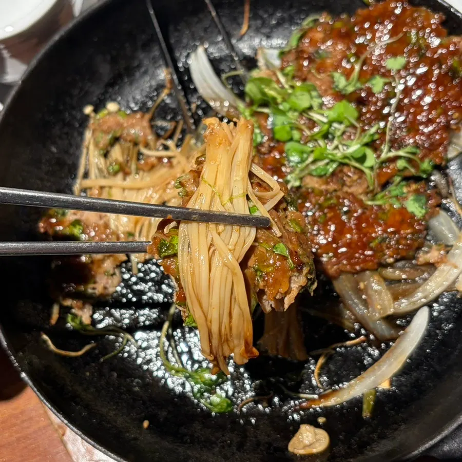 밥꽃한상 메인 미나리 떡갈비 접시