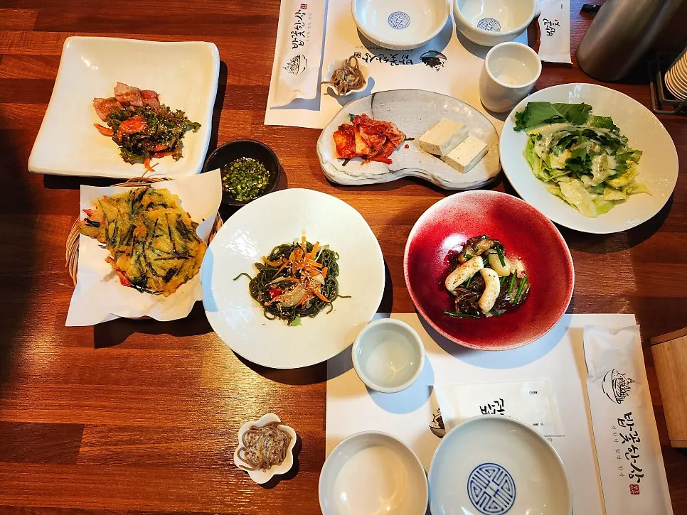 밥꽃특선 첫 상이 차려지기 시작한 테이블
