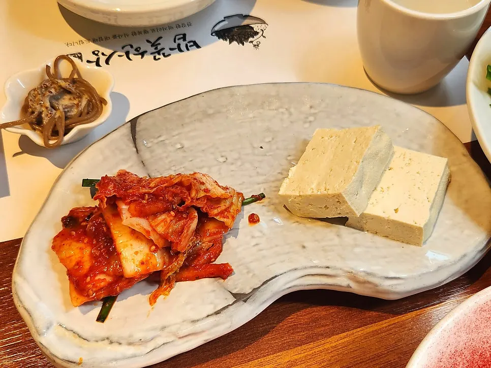 해초와 곤약을 활용한 잡채 스타일 음식