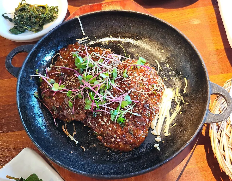 두 번째 상까지 채워진 밥꽃특선 테이블
