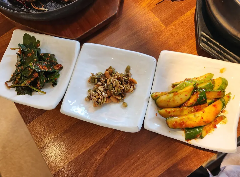 밥과 된장찌개가 놓인 두 번째 상